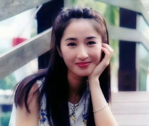 關詠荷罕有現身兌現20年前粉絲約定 淡出多年凍齡狀態驚艷全場