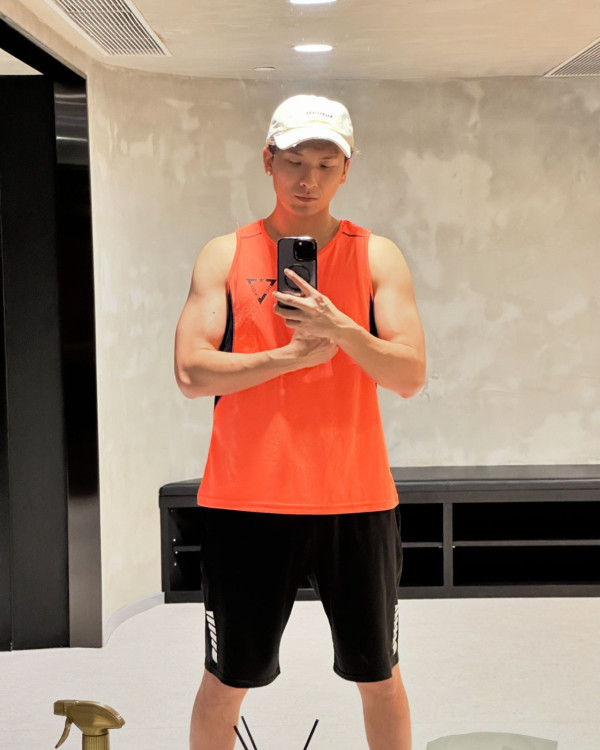 周吉佩老婆性感現身以為好多人望？一浮誇舉動遭作狀扮巨星︰其實冇人睇