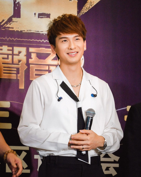 周吉佩老婆性感現身以為好多人望？一浮誇舉動遭作狀扮巨星︰其實冇人睇