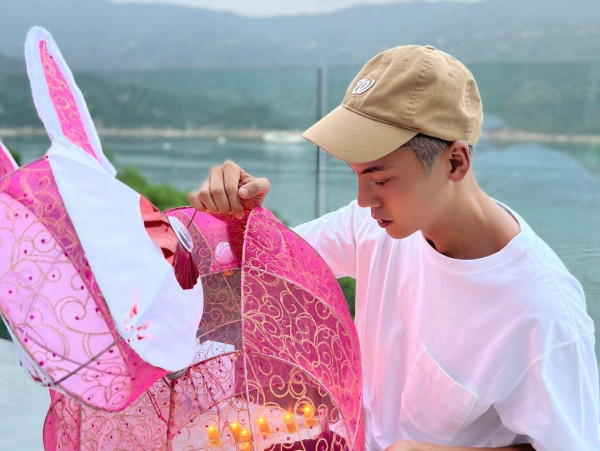 陳偉霆被爆與內地超模蜜遊日本？ 當街做一親暱行為高調放閃 