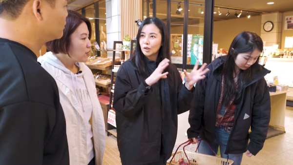 星二代向佐真空上陣出席慶典 借母親大褸露出背脊 不慎走光惹網民熱議