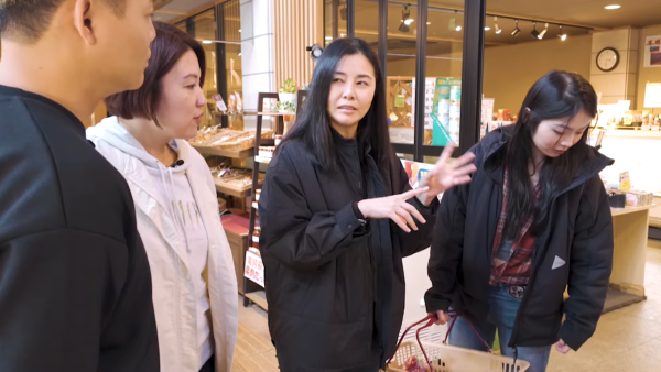 星二代向佐真空上陣出席慶典 借母親大褸露出背脊 不慎走光惹網民熱議