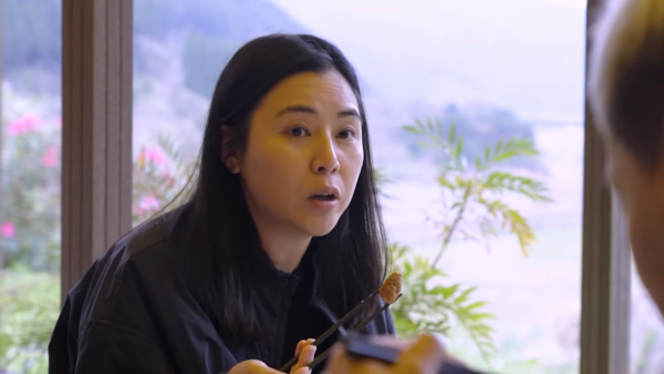 星二代向佐真空上陣出席慶典 借母親大褸露出背脊 不慎走光惹網民熱議