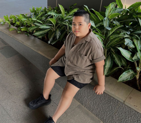 Stickers印尼肥仔Tatan11歲近照曝光!棄標誌性光頭!網民:認唔出!