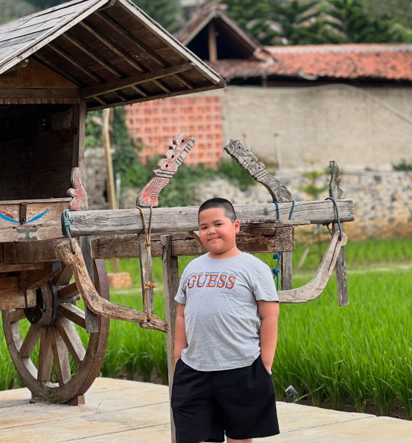 Stickers印尼肥仔Tatan11歲近照曝光!棄標誌性光頭!網民:認唔出!