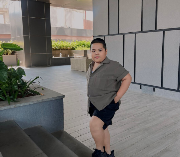 Stickers印尼肥仔Tatan11歲近照曝光!棄標誌性光頭!網民:認唔出!