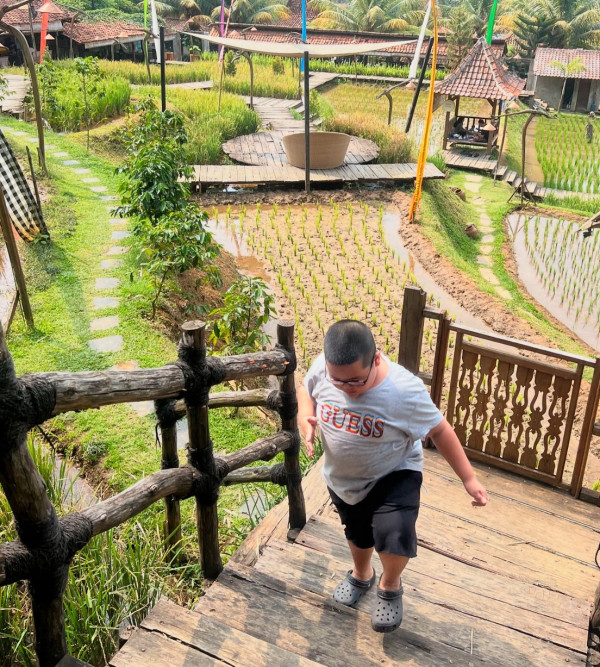 Stickers印尼肥仔Tatan11歲近照曝光!棄標誌性光頭!網民:認唔出!