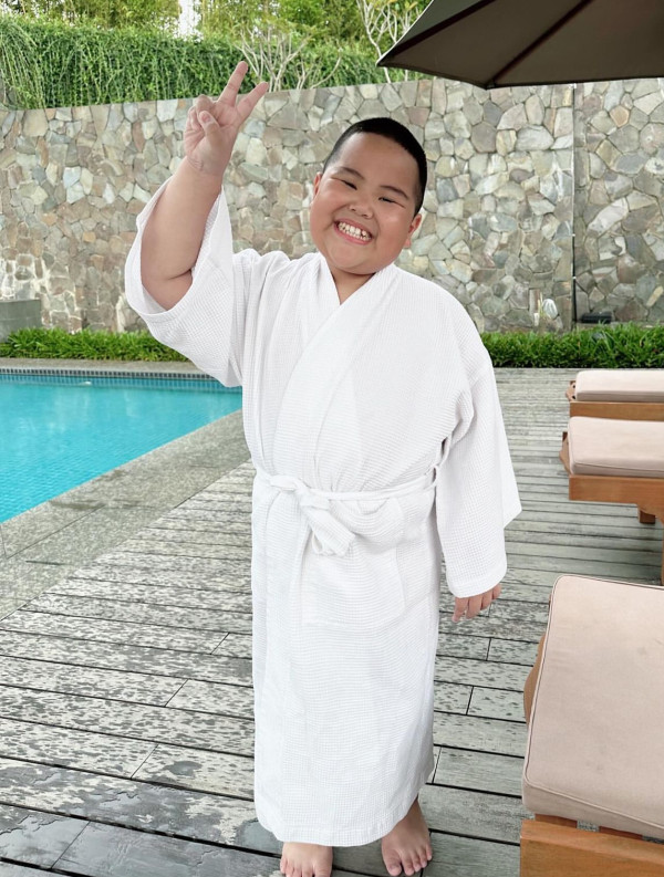 Stickers印尼肥仔Tatan11歲近照曝光!棄標誌性光頭!網民:認唔出!