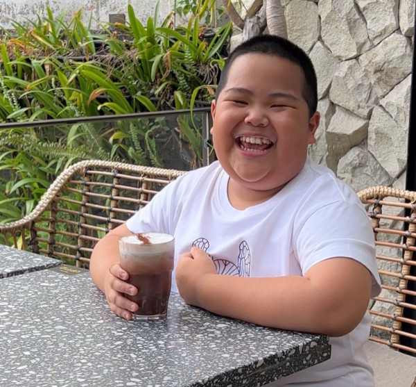 Stickers印尼肥仔Tatan11歲近照曝光!棄標誌性光頭!網民:認唔出!