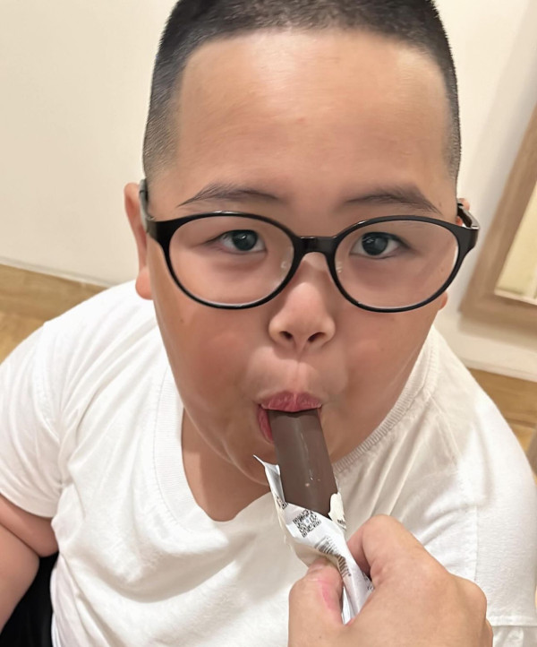 Stickers印尼肥仔Tatan11歲近照曝光!棄標誌性光頭!網民:認唔出!