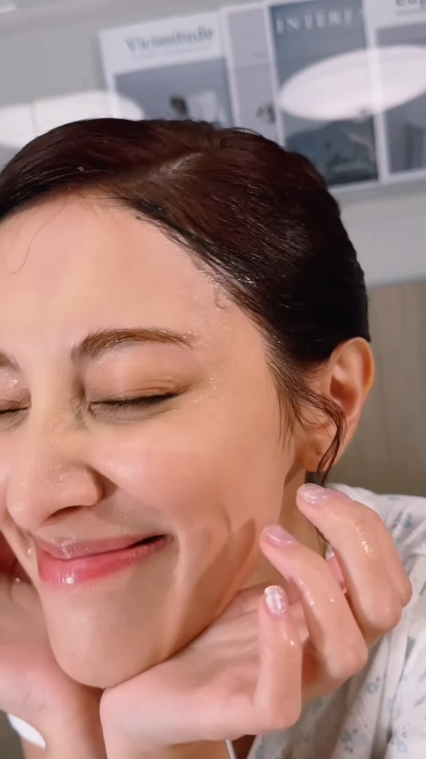 陳庭欣罕晒火辣泳衣相玩透視！洶湧胸形畢露震撼網民眼球！ 