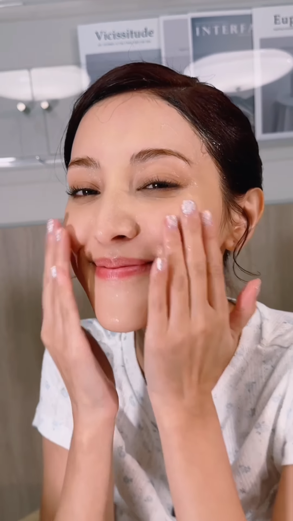 陳庭欣罕晒火辣泳衣相玩透視！洶湧胸形畢露震撼網民眼球！ 