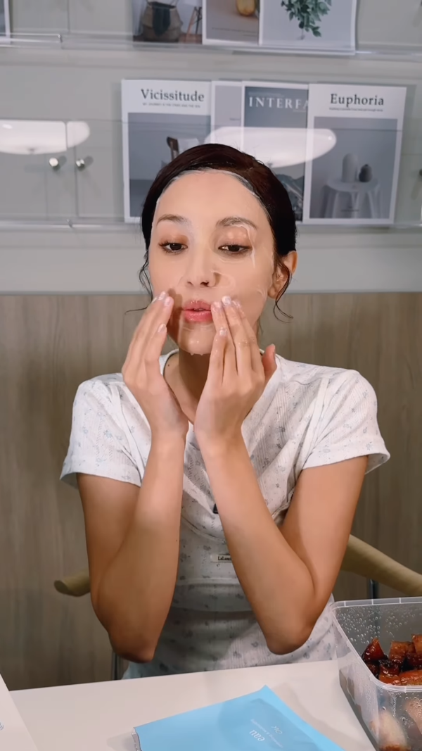 陳庭欣罕晒火辣泳衣相玩透視！洶湧胸形畢露震撼網民眼球！ 