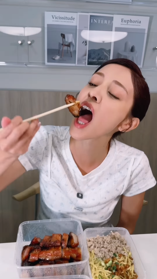 陳庭欣罕晒火辣泳衣相玩透視！洶湧胸形畢露震撼網民眼球！ 