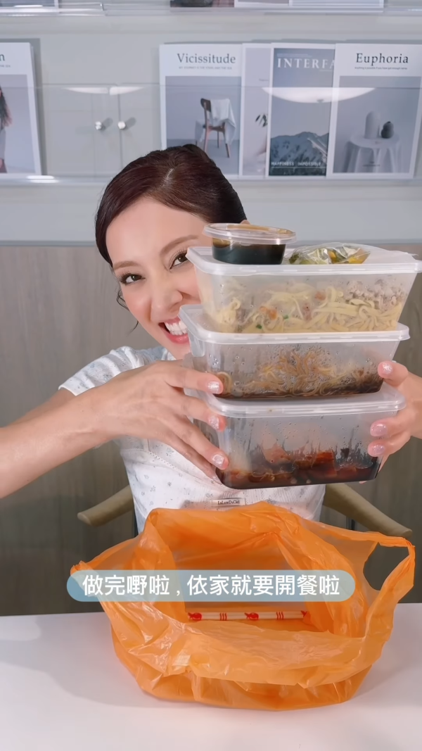 陳庭欣罕晒火辣泳衣相玩透視！洶湧胸形畢露震撼網民眼球！ 