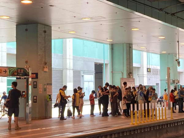 天水圍輕鐵站嚴捉逃票！港鐵職員天逸站樂湖站查票街坊：捉咗唔少