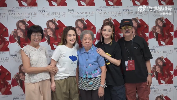 阿嬌激罕曝光母女合照