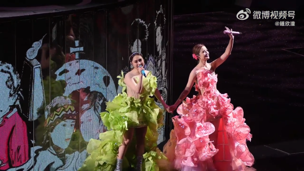 阿嬌激罕曝光母女合照