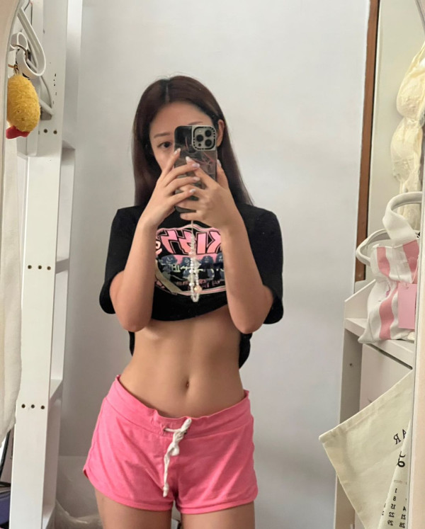 前J2小花離巢遊韓性感解放!突破底線晒T字泳褲露美臀!