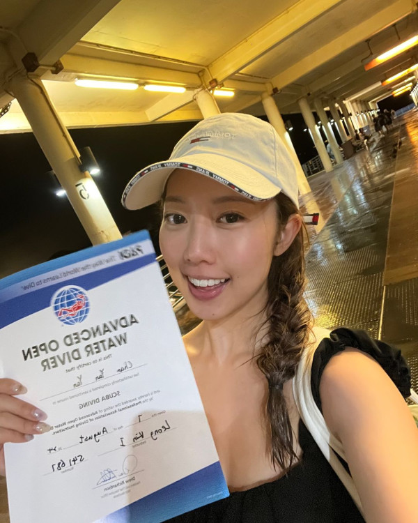 前J2小花離巢遊韓性感解放!突破底線晒T字泳褲露美臀!