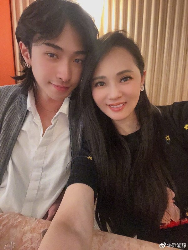 56歲女星罕有公開浸浴照 內地澡堂打卡大量客人入鏡 