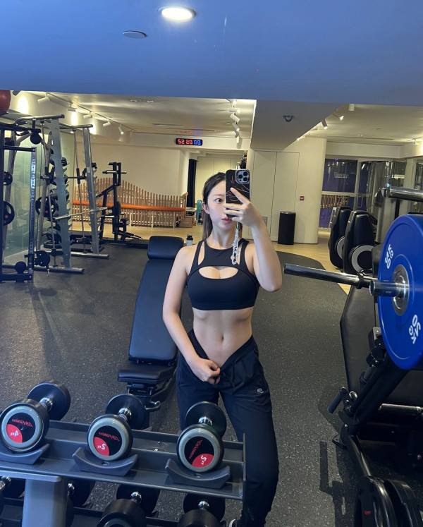 前J2小花離巢遊韓性感解放!突破底線晒T字泳褲露美臀!