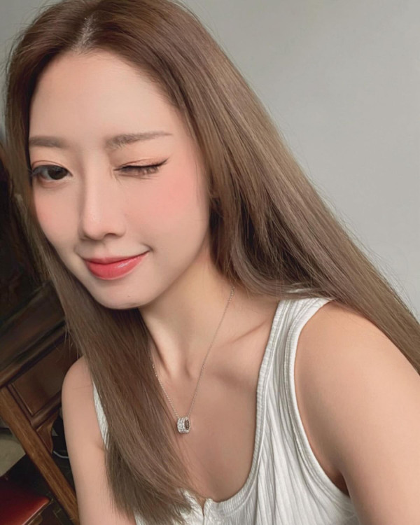 前J2小花離巢遊韓性感解放!突破底線晒T字泳褲露美臀!