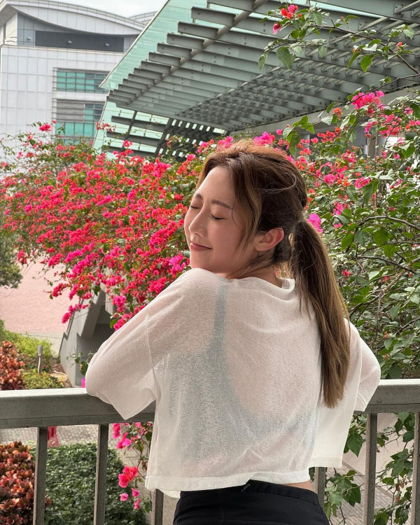 前J2小花離巢遊韓性感解放!突破底線晒T字泳褲露美臀!