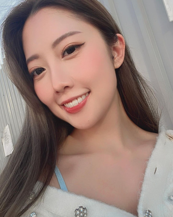 前J2小花離巢遊韓性感解放!突破底線晒T字泳褲露美臀!