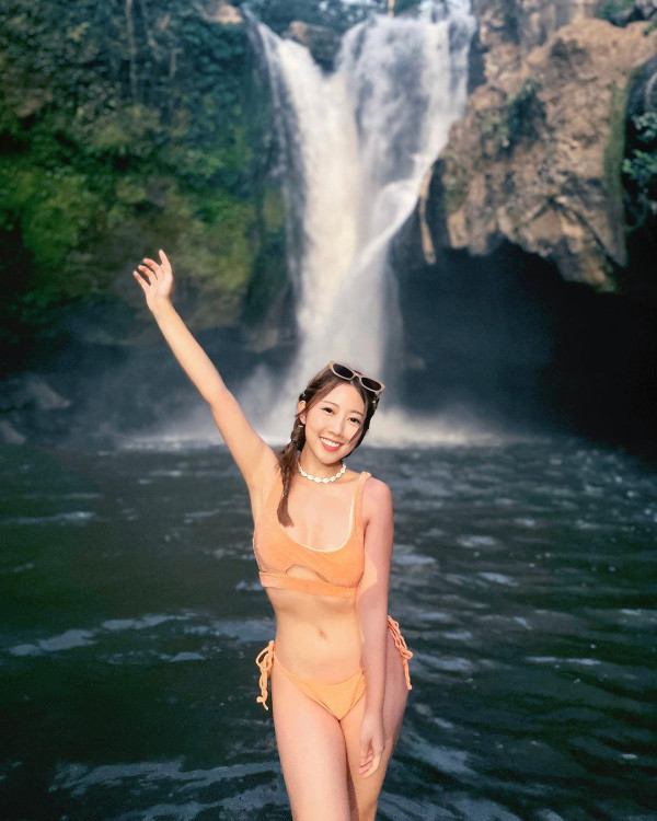 前J2小花離巢遊韓性感解放!突破底線晒T字泳褲露美臀!