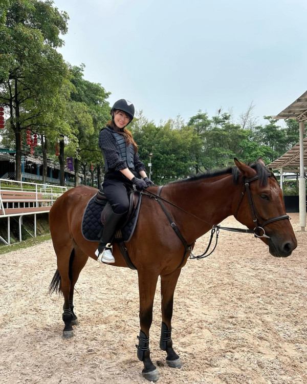 陳嘉慧疑飲醉失控除衫露胸跳舞！馬爾代夫慶結婚周年 