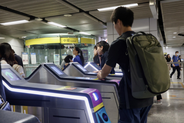 「入境處」來電被誤當詐騙 港人三度秒收線！職員崩潰喊：求你唔好收線 