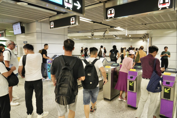 「入境處」來電被誤當詐騙 港人三度秒收線！職員崩潰喊：求你唔好收線 