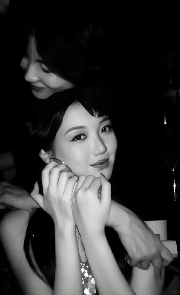 竇靖童複製王菲造型現身上海 完美遺傳媽媽氣質外貌引熱議 網友:以為王菲嚟咗!