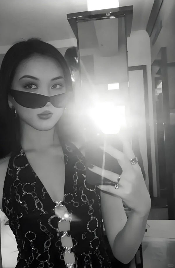 竇靖童複製王菲造型現身上海 完美遺傳媽媽氣質外貌引熱議 網友:以為王菲嚟咗!