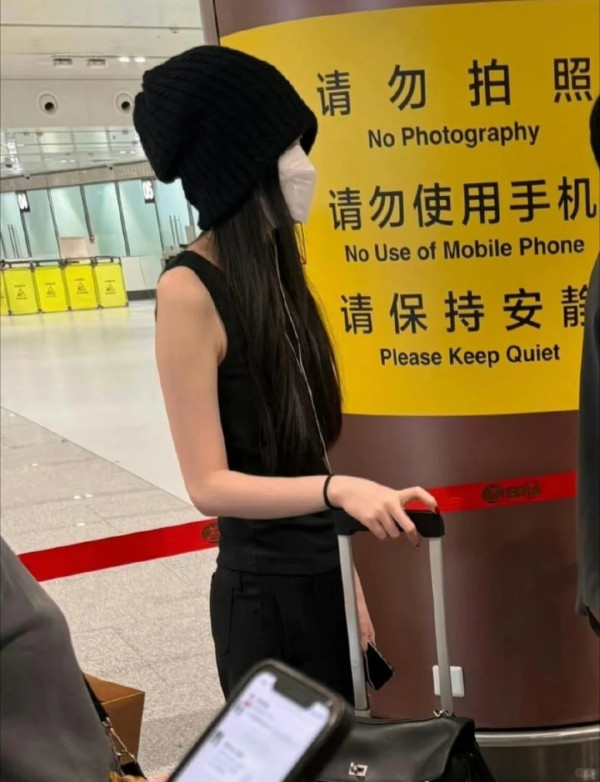 竇靖童複製王菲造型現身上海 完美遺傳媽媽氣質外貌引熱議 網友:以為王菲嚟咗!