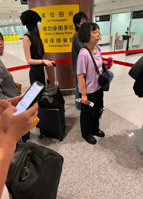 竇靖童複製王菲造型現身上海 完美遺傳媽媽氣質外貌引熱議 網友:以為王菲嚟咗!