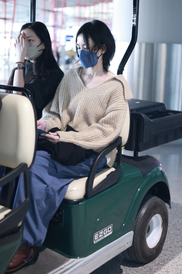 竇靖童複製王菲造型現身上海 完美遺傳媽媽氣質外貌引熱議 網友:以為王菲嚟咗!