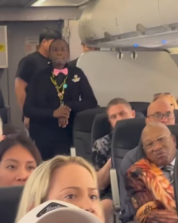 港女上飛機發現突然來月經 UO空姐一舉動極暖心 網民分享類似經歷 