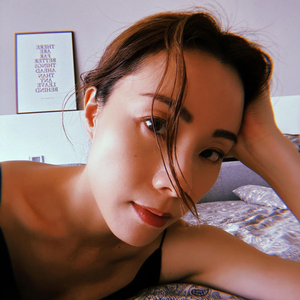 40歲鄧麗欣遊西藏曬零妝自拍照 網友讚「女人天花板」:素顏仲靚過化妝