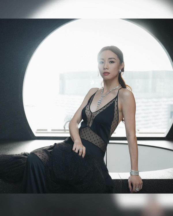 40歲鄧麗欣遊西藏曬零妝自拍照 網友讚「女人天花板」:素顏仲靚過化妝