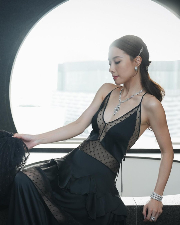 40歲鄧麗欣遊西藏曬零妝自拍照 網友讚「女人天花板」:素顏仲靚過化妝