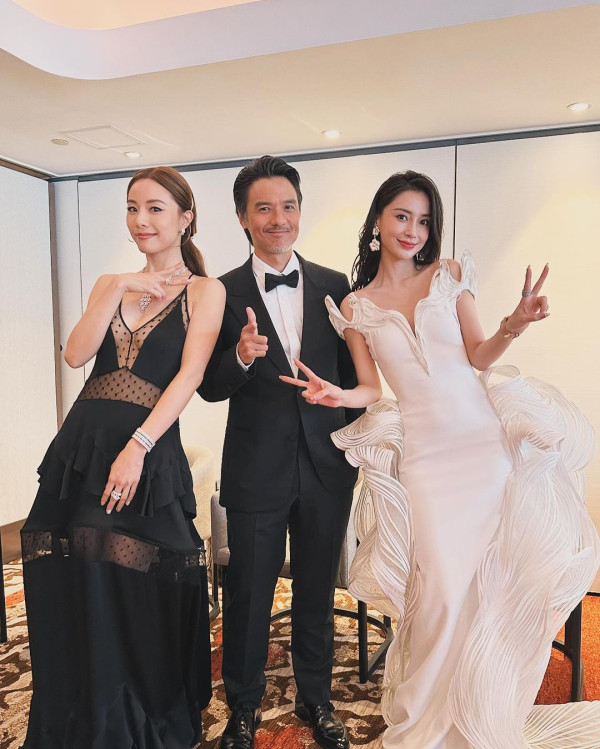 40歲鄧麗欣遊西藏曬零妝自拍照 網友讚「女人天花板」:素顏仲靚過化妝