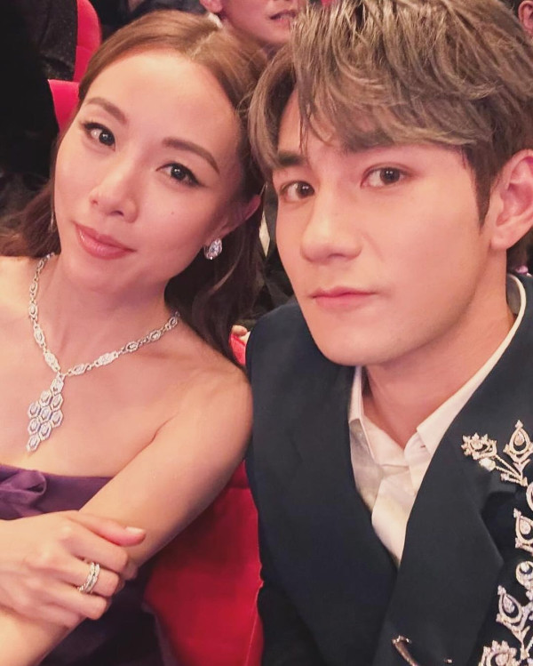 40歲鄧麗欣遊西藏曬零妝自拍照 網友讚「女人天花板」:素顏仲靚過化妝