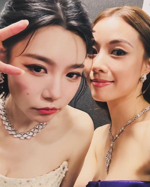 40歲鄧麗欣遊西藏曬零妝自拍照 網友讚「女人天花板」:素顏仲靚過化妝