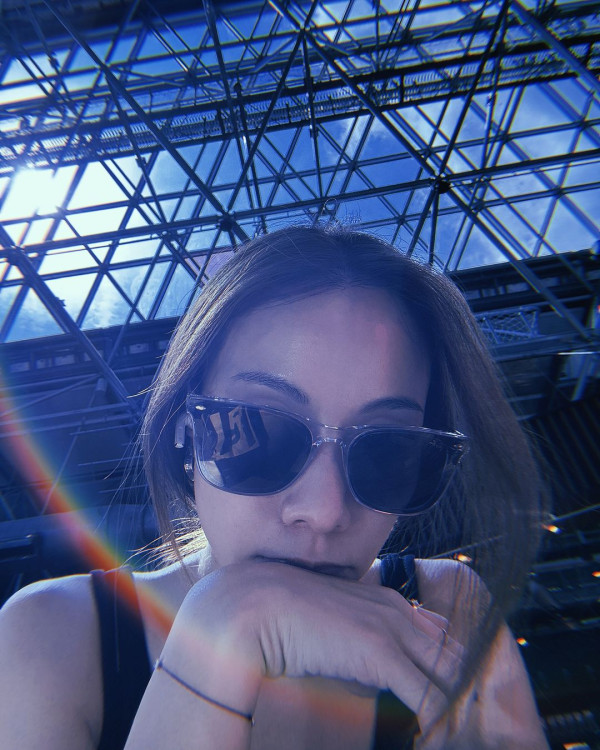 40歲鄧麗欣遊西藏曬零妝自拍照 網友讚「女人天花板」:素顏仲靚過化妝