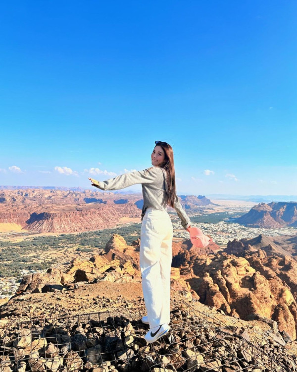 愛回家林凱恩希臘旅遊低胸大露背!疑真空上陣獲讚「小酥胸」!