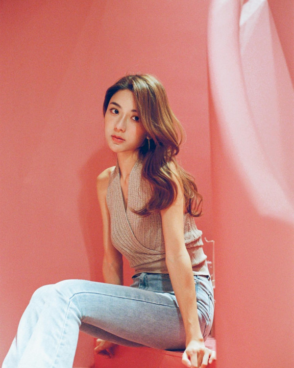 愛回家林凱恩希臘旅遊低胸大露背!疑真空上陣獲讚「小酥胸」!