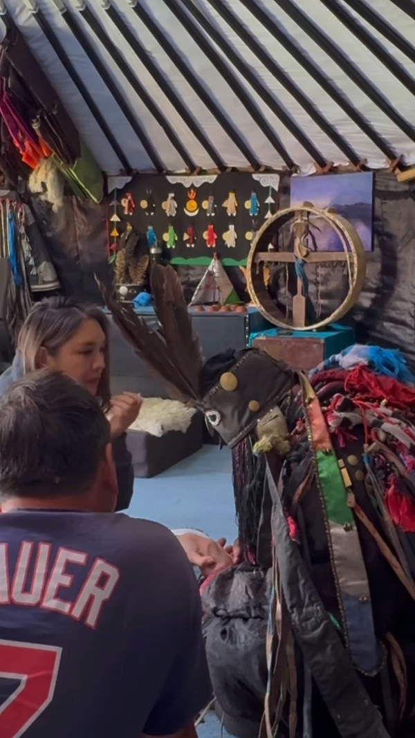 官恩娜獨遊蒙古教2招「自救」 拜訪巫師被對方爆一事嚇到喊 