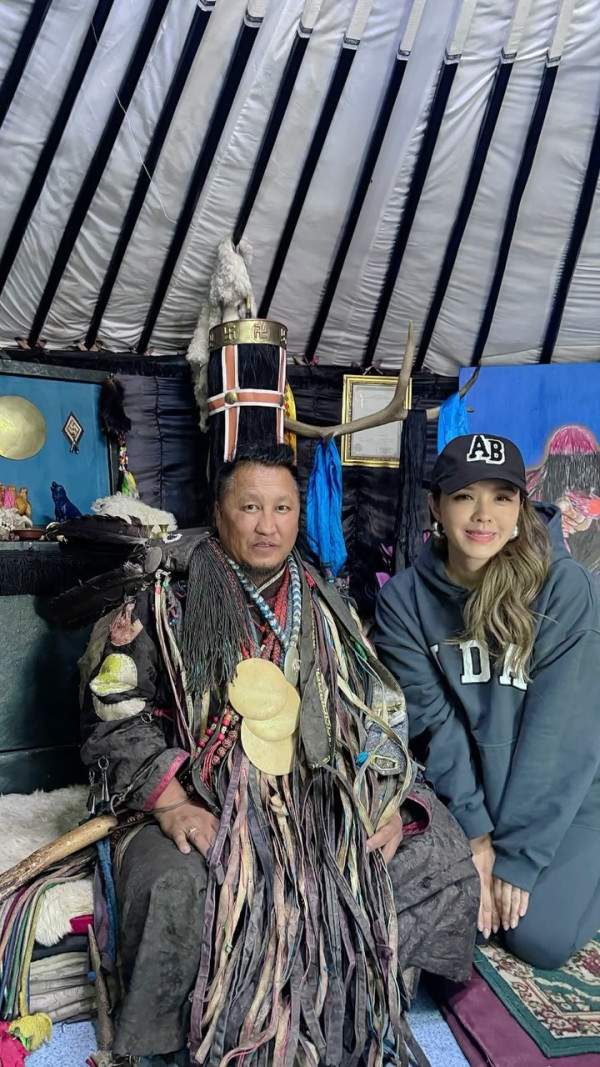 官恩娜獨遊蒙古教2招「自救」 拜訪巫師被對方爆一事嚇到喊 